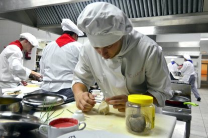 Uno de los participantes en el Concurso Gastronómico de Tapas Micológicas.-ÁLVARO MARTÍNEZ