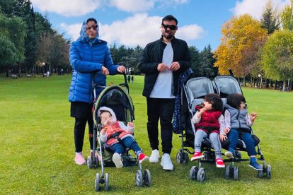 Abdul, su mujer y tres de sus cuatro hijas en su familia en el parque de la Dehesa de Soria. HDS