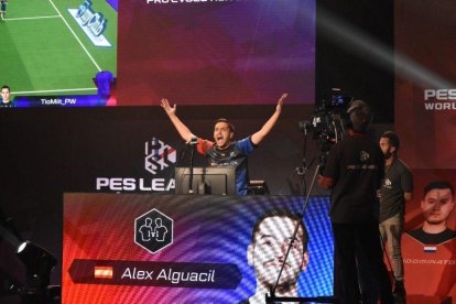 Alex Alguacil en uno de los partidos de la fase final del Mundial de PES.-TWITTER