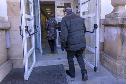 Ciudadano entrando a votar a un colegio en la capital.-MARIO TEJEDOR