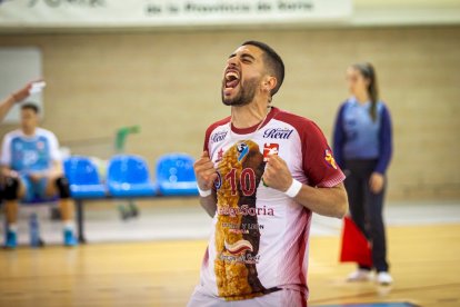 <p>Otra tarde del mejor voley en el pabellón de Los Pajaritos y otro partido épico del <strong>Rio Duero que consigue pasar al tercer partido de esta semifinal</strong> <strong>al vencer a Pamesa Teruel.</strong></p>

<p>Los celestes se llevan <a href="https://heraldodiariodesoria.elmundo.es/articulo/deportes/rio-duero-pierde-teruel-partido-que-tenia-ganado-3-2/20230415230350363352.html">el segundo duelo </a>ante los turolenses por 3-1 con <strong>un punto final sorprendente </strong>en el cual los visitantes dejaron botar la pelota en su cancha al pensar que iba fuera.</p>

<p>FOTÓGRAFO: MARIO TEJEDOR</p>