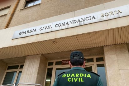 Un guardia civil frente a la Comandancia en Soria. HDS