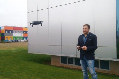 Tomás Castro maneja un dron en las instalaciones de Proconsi en León.-EL MUNDO