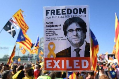 Manifestantes independentistas en Estrasburgo, el día de la constitución del Parlamento Europeo, el pasado 2 de julio, con pancartas de Puigdemont.-EFE / PATRICK SEEGER