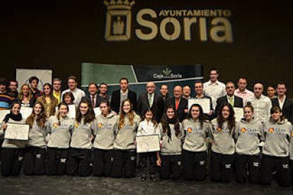 Foto de familia de los galardonados durante la Gala Provincial del Deporte. / VALENTÍN GUISANDE-