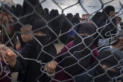 Madres y niños en un campo de prisioneros del Estado Islámico en el norte de Siria.-RICARD GARCIA VILANOVA