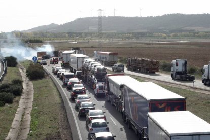 Un camión arde en la A-62, término municipal de Venta de Baños (Palencia), y obliga al cierre de la circulación-Ical