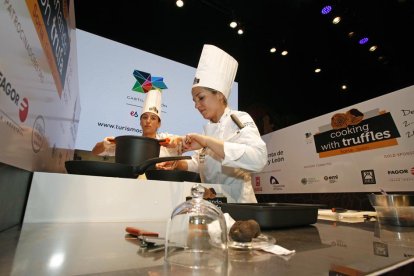 Las chilenas Pilar Crisóstomo y Pilar Jesús Astorga preparan el plato que les dio su pase a la final.-MARIO TEJEDOR