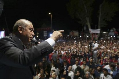 Erdogan se dirige a sus seguidores, ayer, en Estambul.-AP / POOL / KAYHAN OZER