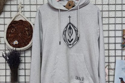 Sudadera pintada por Laura Marín con «un toto en modo contextual». HDS