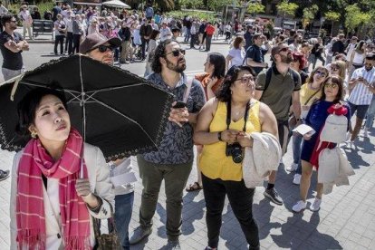 Turistas orientales en España.-