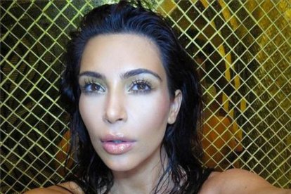 Kim Kardashian haciéndose un selfie.-EL PERIÓDICO