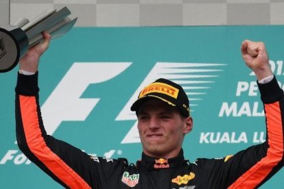 El holandés Mas Verstappen celebra su victoria de hoy en Malasia.-AFP / MANAN VATSYAYANA