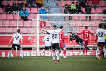 Momento en el que el Burgos lograba el gol que le iba a dar los tres puntos en Los Pajaritos. GONZALO MONTESEGURO