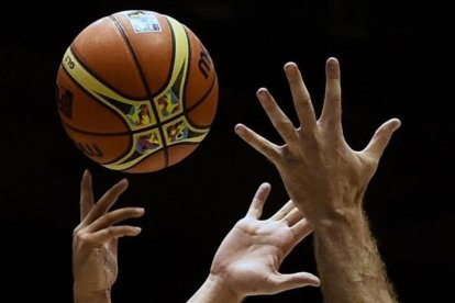 Dos jugadores disputan una pelota de baloncesto.-/ PIERRE-PHILIPPE MARCOU