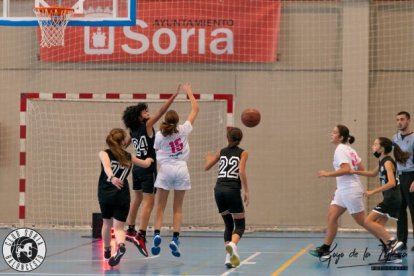 El Infantil Femenino estrenó la temporada con una victoria en Soria ante el ahora líder. HDS