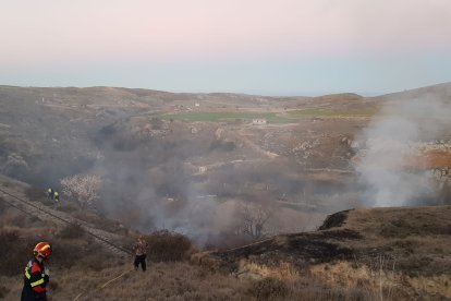 Bomberos en la zona afectada por el incendio. EVA SÁNCHEZ