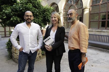 Sergio Campos y Soledad Fox Maura, ayer, antes de su intervención en el ciclo 'Literaturas laterales'.-Luis Ángel Tejedor