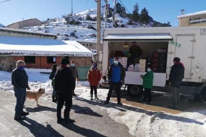 Vecinos esta mañana en Montenegro de Cameros.-HDS