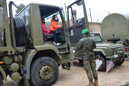 Los más pequeños se han interesado por los vehículos del Ejército. R.F.