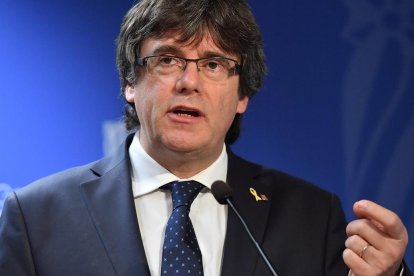 Carles Puigdemont durante la conferencia de prensa que ha ofrecido, este mediodía, en Bruselas-EMMANUEL DUNAND