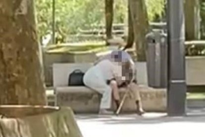 Una pareja de ancianos practicando una felación en Zamora. HDS