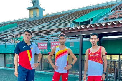 Daniel Mateo con los otros dos maratonianos españoles que competirán el próximo domingo de madrugada en Tokio. HDS