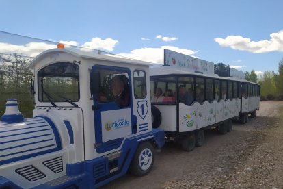 Los visitantes llegan a la plantación de Nufri para realizar  la visita guiada. A. H.