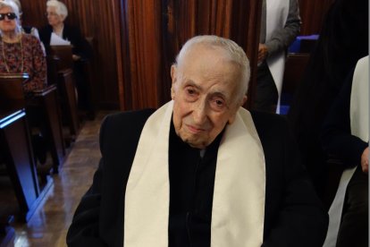 Tomás Leal con la estola blanca que le regaló el Papa.-HDS