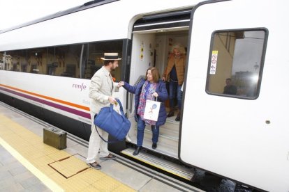 Viajeros bajando del penúltimo tren Campos de Castilla del año.-Mario Tejedor