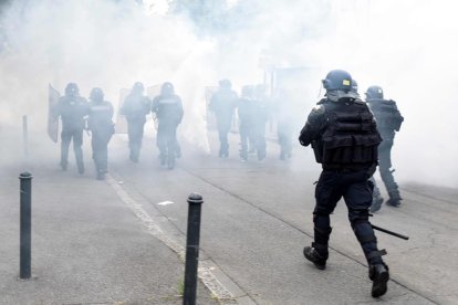 La policía carga contra los manifestantes en medio de una nube de gases lacrimógenos-AFP/ SEBASTIEN SALOM GOMIS