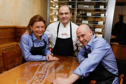 Alicia Castrodeza (i), es la encargada de la bodega; José Ignacio, en el centro, es el Jefe de Cocina; por su parte, Javier, el menor de los hermanos, se encarga de la barra.-- J.M. LOSTAU