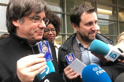 Puigdemont y Comín, con sus acreditaciones en el Parlamento Europeo.-SÍLVIA MARTÍNEZ