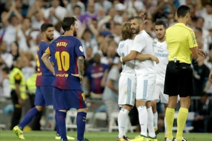 Benzema es felicitado por su gol, con Messi como testigo.-JOSE LUIS ROCA