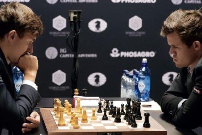 El ruso Karjakin, a la izquierda, y el noruego Carlsen, durante la segunda partida del Mundial, en Nueva York.-EFE / PETER FOLEY