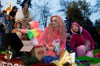 La drag queen La Prohibida en la carroza del Orgullo Vallekano durante la cabalgata de reyes del pasado viernes.-EFE