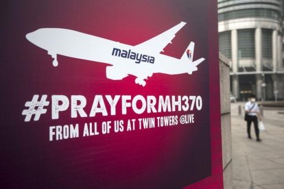 Cartel en recuerdo del vuelo MH370 de Malaysia Airlines, este viernes en el centro de Kuala Lumpur.-EFE / AHMAD YUSNI