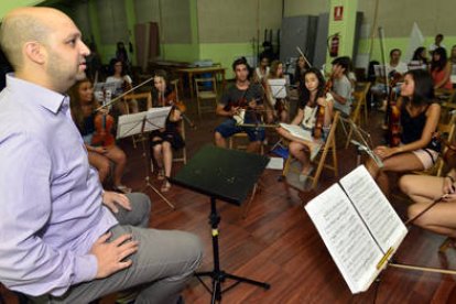 El nuevo director de la Joss, Borja Quintas, dirige el primer ensayo con los músicos. / ÁLVARO MARTÍNEZ-