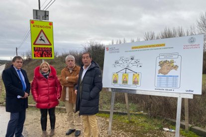 Presentación de la señalización inteligente en Soria que 'calcula' y avisa sobre el riesgo de accidentes por atropello de animales en cada momento. HDS