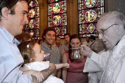 Arriba, Bergoglio bautizando en febrero en la parroquia que dirige el sacerdote soriano Pablo Hernando, el cual aparece abajo a la izquierda también en un bautismo familiar.-