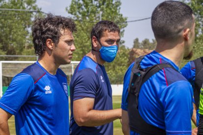 El preparador físico rojillo, Roberto Llorente, con mascarilla, dirige un entrenamiento del CDNumancia. MARIO TEJEDOR