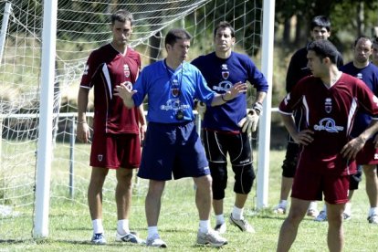 Arconada dirigiendo un entrenamiento con el Numancia en la temporada 2007-2008. HDS