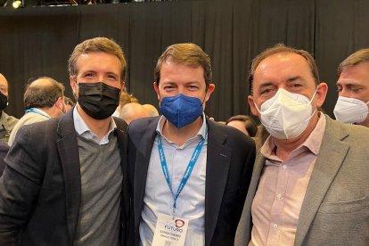 Benito Serrano, junto al presidente autonómico, Alfonso Fernández Mañueco y el presidente nacional del PP, Pablo Casado. HDS