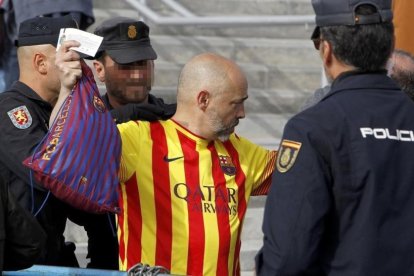 Inspección en el acceso al partido de final de Copa, este sábado.-EFE