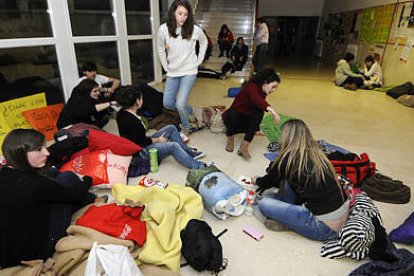 Alumnos en el campus por la noche. / V.G.-