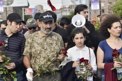 El líder opositor Nikol Pashinian (segundo por la izquierda) encabeza una marcha hacia el monumento de las víctimas del genocidio armenio, para conmemorar el 103 aniversario de la masacre, en Yereván, el 24 de abril.-/ AP / TIGRAN MEHRABYAN