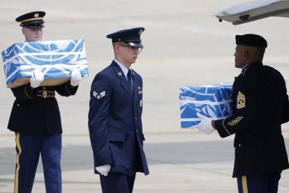 Ceremonia de entrega de los restos de los soldados en Osan.-AP / KIM HONG-JI