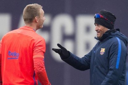 Luis Enrique conversa con el meta holandés Cillessen.-JORDI COTRINA