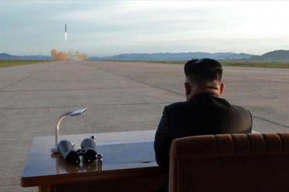 Kim Jong-un observa el lanzamiento de un misil, en una foto sin fecha.-KCNA