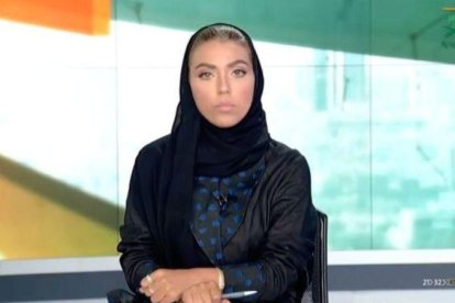 Waem al Dajil, durante su primer informativo como presentadora en la televisión estatal saudí.-EL PERIÓDICO